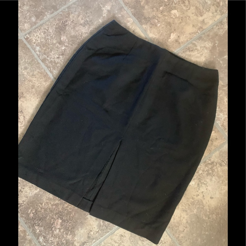 Skirt. Bk slit in front 9/10